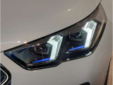 【LEDヘッドライト】先進のLEDテクノロジーを採用。放射される白色光の周波特性は太陽光に近く、バイキセノン・ヘッドライトを上回るコントラストで更に明るく輝きます!