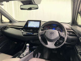 運転席まわりです。 各操作スイッチは使いやすい位置に配置されてます。