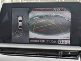 パノラミックビューモニターを装備!上から車両を見下ろしたような映像をナビ画面に表示できます。車両前後左右に搭載した4つのカメラ映像を継ぎ目なく合成!目視では見えない部分もリアルタイムで見れます。