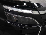 Bi-Beam LEDヘッドランプのレンズカバーをブラックに変更され、LEDクリアランスランプにメッキエクステンションが施されています。