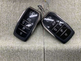 手荷物が多いときでも、スマートキーをバッグやポケットに携帯していれば、キーを取り出すことなくドアの解錠・施錠ができます