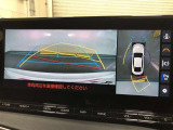【パノラミックビューモニター(シースルービュー機能付)】クルマを上から見たような画像をディスプレイに表示し、運転席から確認しにくい箇所も確認できます。クルマを透過したような映像で周辺の確認も可能です。