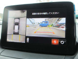 車両の前後左右にある4つのカメラを合成することで、まるでご自身のクルマを空から見ているような俯瞰での映像を映し出してくれます。バック時ももちろんのこと、前進時に視界の悪い交差点でも役に立ちますね。