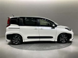 ワンオーナー車でございます。当店の展示車はほぼ全車・新車店舗からの下取のお車ですのでお買い上げ頂いたお客様が2代目オーナーになります。