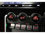 運転席と助手席、それぞれ温度調節ができ、オールシーズン快適なオートエアコンとなっております!
