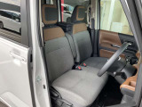 運転席もゆったりとお座り頂けます。