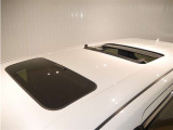 ツインムーンルーフ (前、手動 チルトアップ/後ろ、電動開閉)