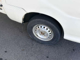タイヤ残り溝が1.6mmになる目安として「スリップサイン」が設けられています。この車はまだまだ残っておりますので、安心してお乗り頂けます!