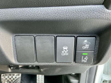 運転席右側に各種スイッチが集約されています!車線逸脱警報システム、衝突軽減ブレーキ付きで安全装備も充実しています