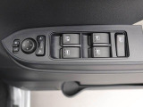 パワーウィンドウのスイッチです。 運転席に居ながら助手席の窓を開け閉めできるので便利ですよ。 ロック機能も付いてるので子供がイタズラして窓を開けるという事もできなくできますよ。