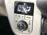【オートエアコン】一度お好みの温度に設定すれば、車内の温度を検知し風量や温度を自動で調整。暑い&hellip;寒い&hellip;と何度もスイッチ操作をする必要はありません。快適な車内空間には必須の機能ですね♪