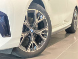BMW純正アロイホイールはモデルやパッケージに合わせてデザインされています。洗練されたデザインで、足元の個性を引き立てます。