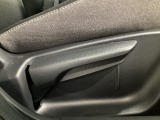 運転席にはドライバーの体型や好みに応じて前後方向だけでなく、高さの調整ができるシートリフターを装備!