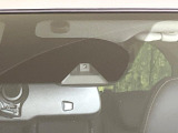 【エマージェンシーブレーキ】走行中に前方の車両等を認識し、衝突しそうな時は警報とブレーキで衝突回避と被害軽減をアシスト。より安全にドライブをお楽しみいただけます。