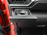 カップホルダーは運転席や助手席からちょうど手の届く位置です!!