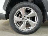 タイヤサイズは225/60R18になります。アルミホイールはスーパークロームメタリック塗装です。当社から直接購入はノーマルタイヤ新品を無償で交換いたします。