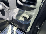 運転席・助手席の同じ位置にドリンクホルダーが付いています!取り出しやすい位置なのでとても便利です♪