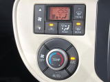【オートエアコン】一度お好みの温度に設定すれば、車内の温度を検知し風量や温度を自動で調整。暑い&hellip;寒い&hellip;と何度もスイッチ操作をする必要はありません。快適な車内空間には必須の機能ですね♪