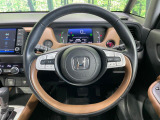 【純正革巻きステアリング】上質な革を使用することで、手にしっかり馴染みとても運転しやすいハンドルです♪