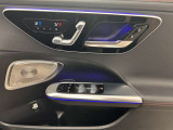 メモリー付き電動シートも装備されておりますのでシート位置を3パターン記憶できます。