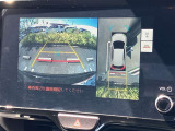 パノラミックビューモニター付きです。車両を上から見たような映像をディスプレイオーディオ画面に表示。運転席からの目視だけでは見にくい、車両周辺の状況をリアルタイムでしっかり確認できます。