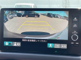 【マルチビューカメラシステム】まるでクルマを真上から見下ろしたかのような視点で駐車をサポートします!クルマの斜め後ろや真横など、前後左右の4つのカメラの映像が合成されて、モニターに映し出されます。