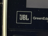【JBLサウンドシステム】メーカーオプションの高品位サウンドシステムを搭載。専用のチューニングが施された大小様々なスピーカーから良質なサウンドが奏でられ、臨場感あふれる音響空間を演出します。