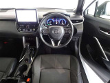 革巻きステアリングで快適な操作性の運転席です。