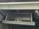 【グローブボックス】大容量のグローブボックスです!!車検証ケース他、日頃使う小物類の収納スペースもたくさんあります!