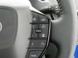 クルーズコントロールです。速度をセットするこでアクセル操作が不要の魅力的な装備です。高速道路での運転では特に重宝します♪