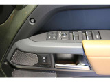 運転席のドア位置に配置された、3パターンまで登録可能なシートメモリースイッチです。パワーウインドウやドアミラーの調整スイッチ、ドアロックボタンなどが手元に集約されています。