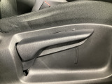 運転席にはドライバーの体型や好みに応じて前後方向だけでなく、高さの調整ができるシートリフターを装備!