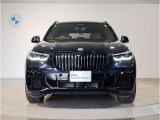 【BMWの伝統】BMWの特徴的な&ldquo;キドニーグリル&rdquo;は、80年以上続く伝統の形でございます。変わらないこだわりのデザインが、プレミアムブランド&ldquo;BMW&rdquo;を創り出します。