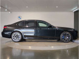 ☆BMWの前後重量配分50:50はエンジン自体をフロントタイヤよりも後ろにずらし、通常はエンジンルーム内に搭載される重量物であるバッテリーをトランクに移動させるなどして実現されています☆