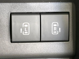 【両側パワースライドドア】スマートキーや運転席のスイッチで後席両側スライドドアの開閉が可能♪電動だから力を入れてドアを開ける必要が無く、小さなお子様でも簡単に開け閉めでき快適です♪