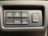 運転席脇のクラスタースイッチ部分にはカメラ切り替えスイッチ、パーキングセンサー、その他走行系スイッチを集中配置しております。