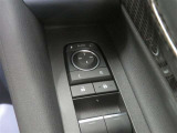 電動格納ミラー! スイッチひとつでミラーを畳めます。
