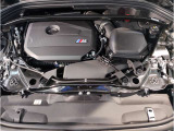 【BMWエンジン】革新的なガソリン・エンジン・テクノロジーによる高性能かつ高効率。レスポンスの良いパワーを発揮。常にスムーズな吸気を実現しアクセル開度にダイレクトに反応しドライビングを楽しく演出。