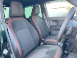 運転席まわりには十分なスペースがあり、大柄な方でもゆったり運転していただける環境です。