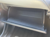 【グローブボックス】大容量のグローブボックスです!!車検証ケース他、日頃使う小物類の収納スペースもたくさんあります!//