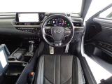 革巻きステアリングで快適な操作性の運転席です。