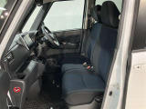 助手席側から見た車内の画像です。使い勝手の良い装備が整う上質な空間が広がっています。シートも快適で乗る人に安心感を与えます。