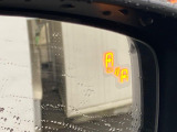 【ブラインドスポットモニタリング】走行中、ドアミラーの死角になりやすい箇所に後続車が接近するとサイドミラー付近に警告を表示、ドライバーに注意喚起をしてくれます。