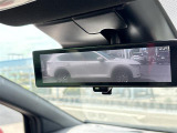 【 デジタルインナーミラー 】車両後方カメラの映像をミラーに映すことが出来ます! そのため、後席に人や荷物があって後方が見えづらい場合でもしっかり視界を確保することが出来ます!//