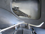 トランク右側に収納された工具