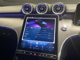 運転中にハンドルから手を離したり前方から目を逸らしたりすることなく、安全に各機能を操作する事ができます。