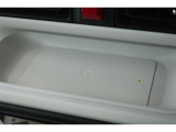ワイヤレス充電機能で接続の手間いらず。スマートフォンなどをワイヤレスで充電可能です。