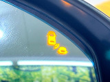 【ブラインドスポットインフォメーション】走行中、ドアミラーの死角になりやすい箇所に後続車が接近するとサイドミラー付近に警告を表示、ドライバーに注意喚起をしてくれます。