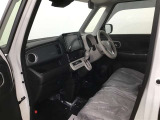 高いホールド性で運転姿勢が安定します。長距離ドライブでも疲れにくいのが魅力です。快適なドライビングライフをお送りください♪