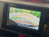 【バックカメラ】駐車時に後方がリアルタイム映像で確認できます。大型商業施設や立体駐車場での駐車時や、夜間のバック時に大活躍!運転スキルに関わらず、今や必須となった装備のひとつです!